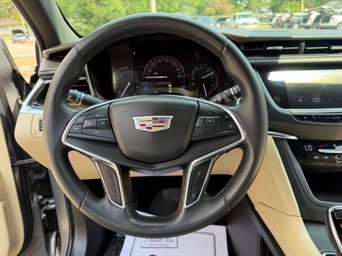 Used 2017 Cadillac XT5 FWD image 17