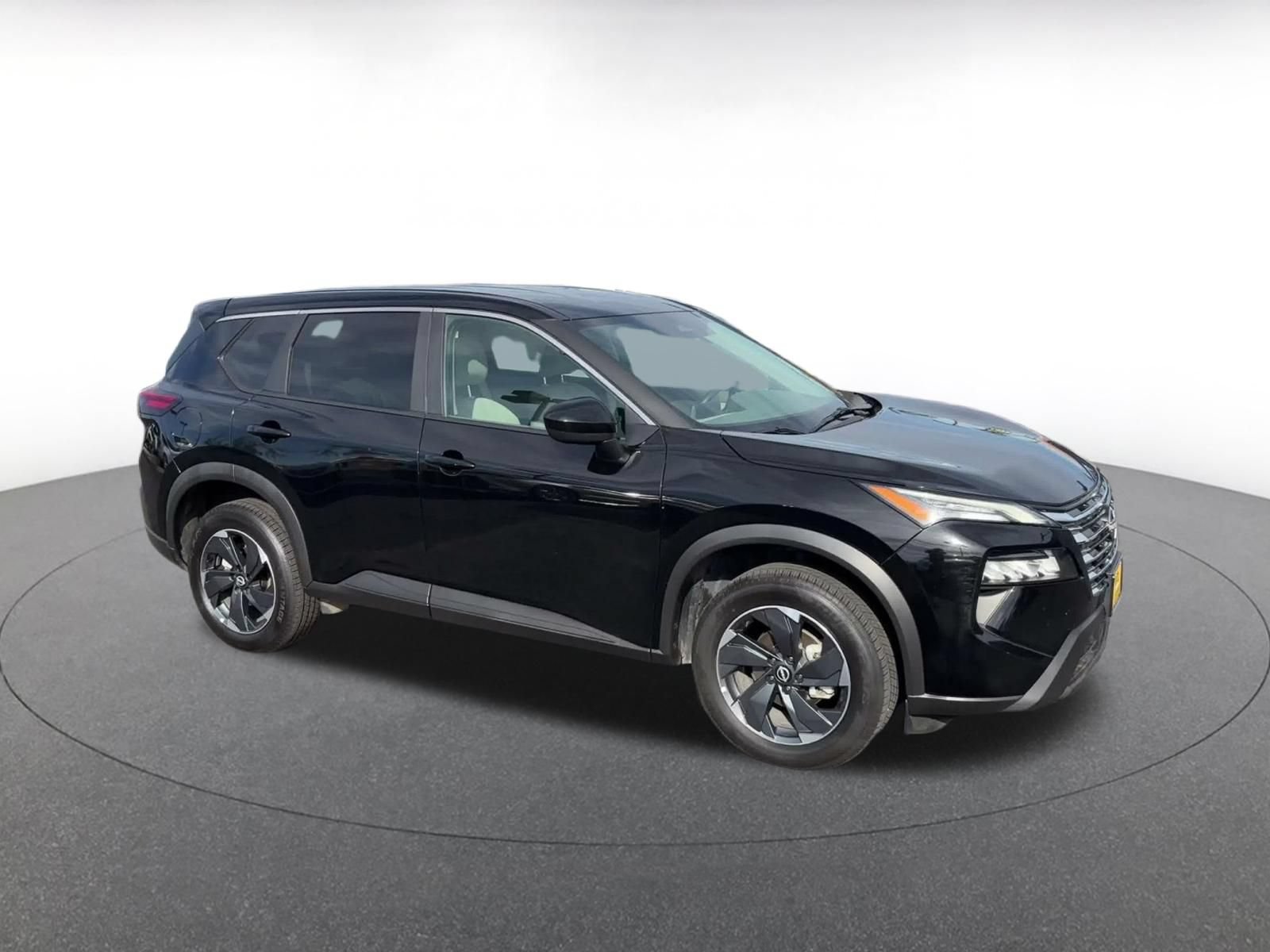 Used 2025 Nissan Rogue SV AWD/4WD image 2