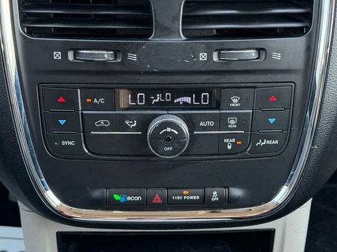 Used 2014 Chrysler Town & Country Touring FWD image 27