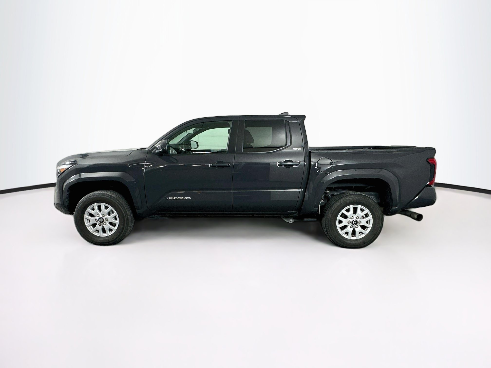 Used 2025 Toyota Tacoma SR5 AWD/4WD image 4