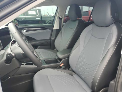 Used 2025 Volkswagen Tiguan SE FWD image 24
