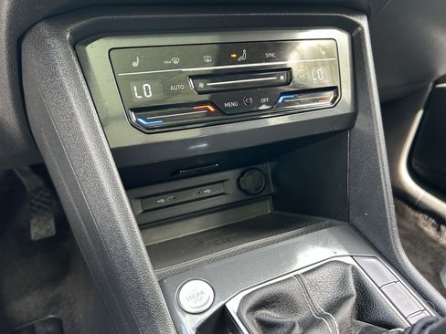 Used 2024 Volkswagen Tiguan SE w/ Panoramic Sunroof Package FWD image 23