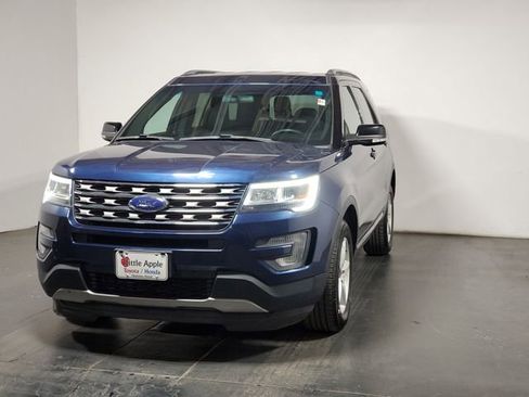 Used 2017 Ford Explorer XLT image 4