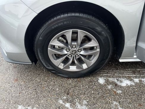 Certified 2023 Toyota Sienna XLE image 30