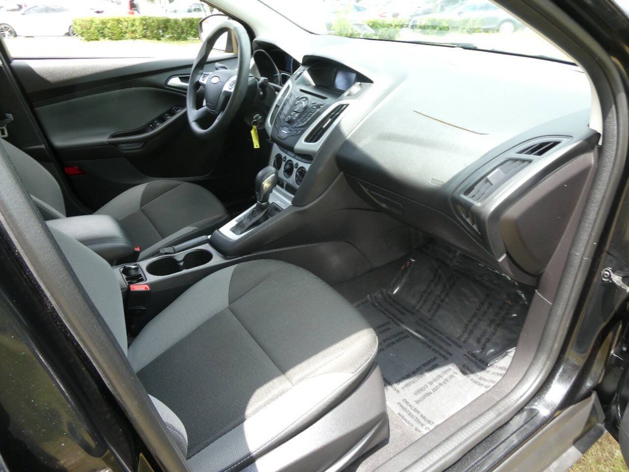 Used 2014 Ford Focus SE w/ Interior Protection Package FWD image 20
