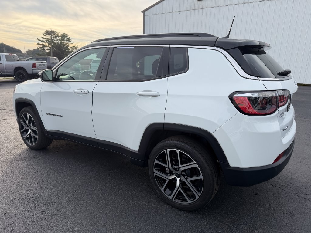 Used 2025 Jeep Compass Limited AWD/4WD image 7