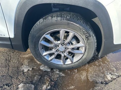 Used 2024 GMC Terrain SLT image 12