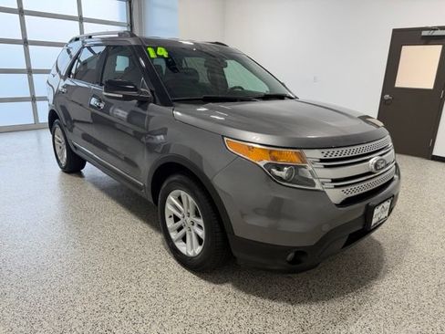 Used 2014 Ford Explorer XLT w/ Equipment Group 201A AWD/4WD image 2