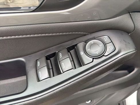 Used 2023 Chevrolet Traverse LT image 25