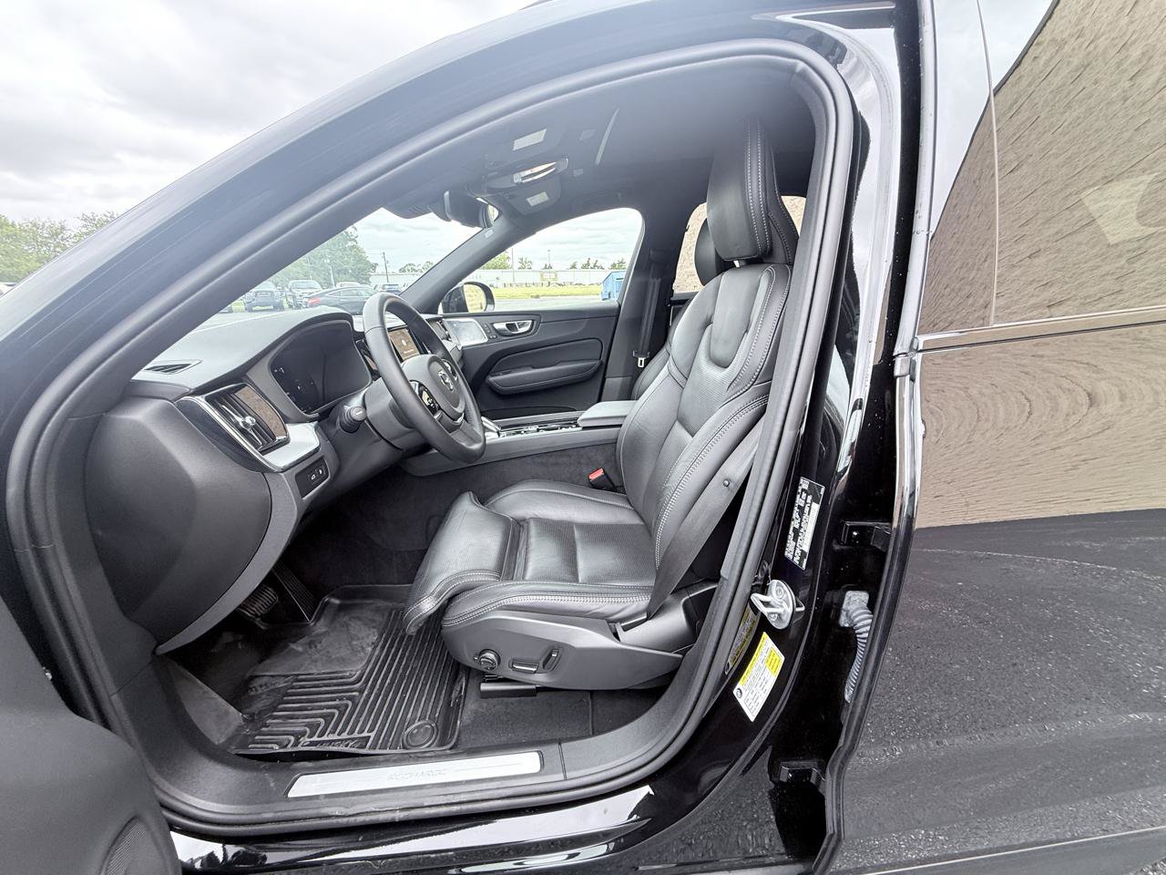 Used 2024 Volvo XC60 T8 Ultimate AWD/4WD image 10