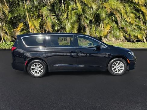Used 2025 Chrysler Pacifica Select FWD image 4