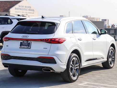 Used 2025 Audi Q5 Premium w/ Convenience Package image 4