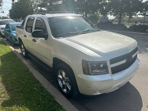 Used 2011 Chevrolet Avalanche LTZ AWD/4WD image 3