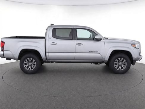 Used 2018 Toyota Tacoma SR5 AWD/4WD image 11