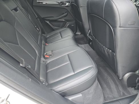 Certified 2025 Porsche Macan image 14