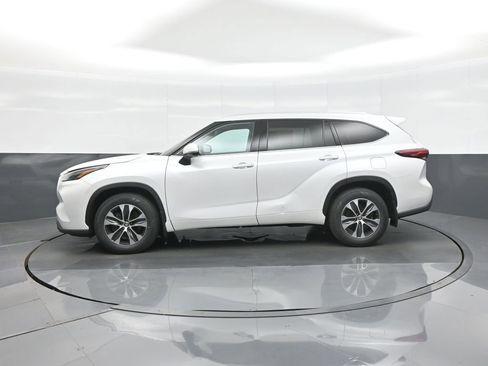 Used 2022 Toyota Highlander XLE AWD/4WD image 4
