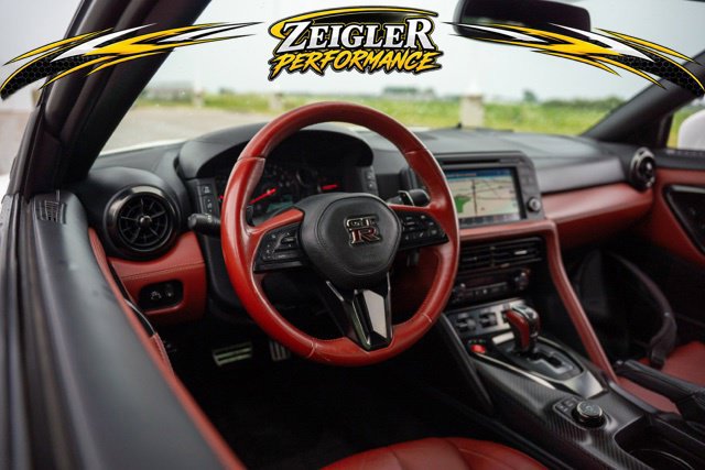 Used 2017 Nissan GT-R Premium w/ Premium Interior Package AWD/4WD image 13