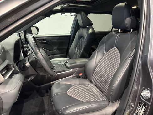Used 2022 Toyota Highlander XSE image 11