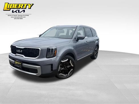 Used 2024 Kia Telluride EX w/ EX Captain's Chair Package AWD/4WD image 3