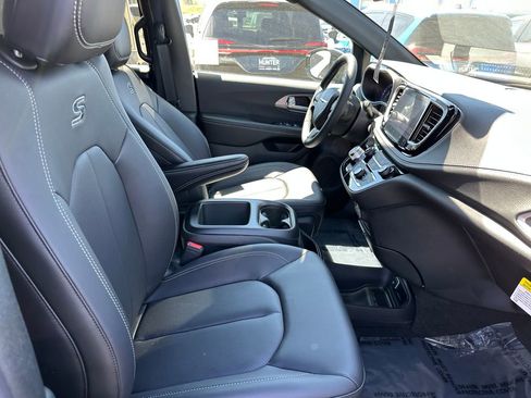 New 2026 Chrysler Pacifica Select image 16