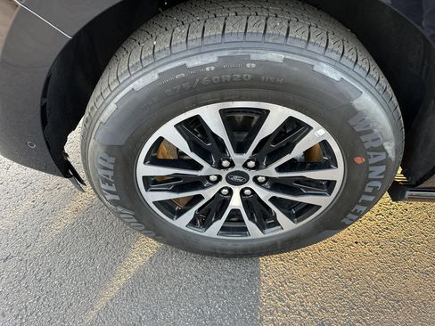 Used 2025 Ford Expedition Platinum image 10