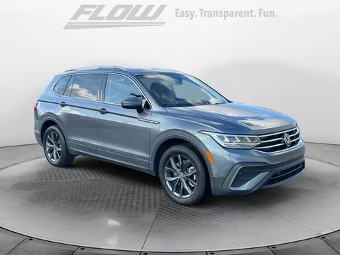Used 2022 Volkswagen Tiguan SE w/ Panoramic Sunroof Package image 1