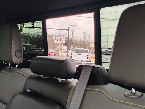 Used 2022 Chevrolet Silverado 1500 ZR2 w/ Technology Package image 31