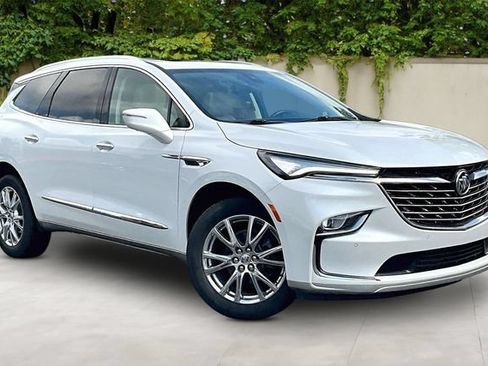 Used 2023 Buick Enclave Essence w/ Experience Buick Package FWD image 3