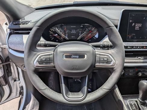 Used 2025 Jeep Compass Latitude w/ Sun & Sound Group AWD/4WD image 17