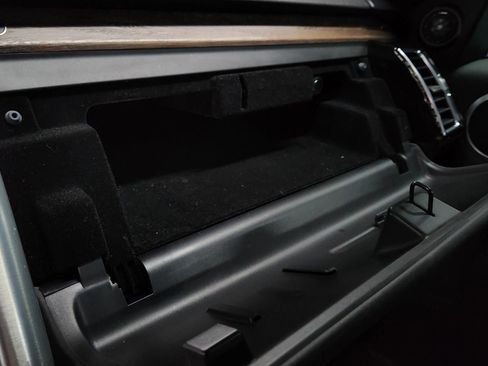 Used 2018 Land Rover Discovery HSE image 46