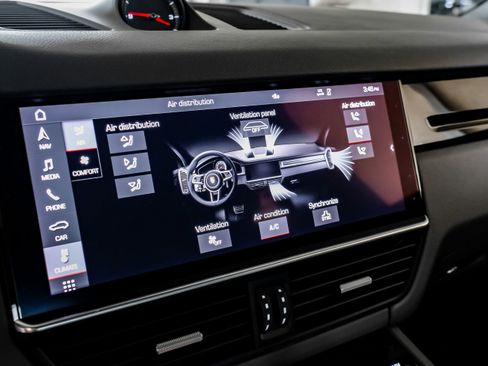 Used 2021 Porsche Cayenne w/ Premium Package image 24