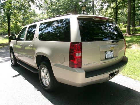 Used 2008 Chevrolet Suburban LT w/ LT Preferred Equipment Group RWD image 7