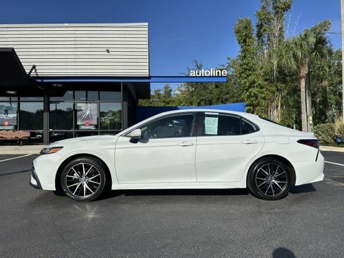Used 2023 Toyota Camry SE image 3