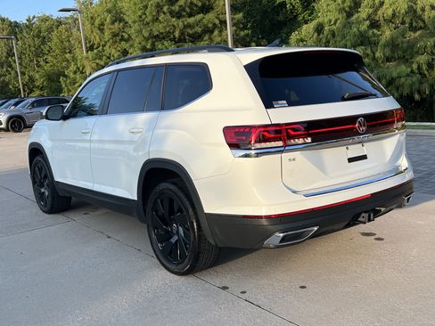 Used 2025 Volkswagen Atlas SE w/ Panoramic Sunroof Package FWD image 7
