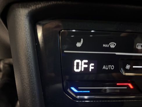 Certified 2025 Volkswagen Taos SE image 31