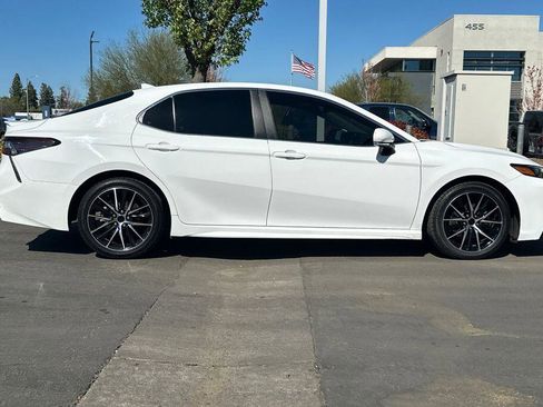 Used 2022 Toyota Camry SE image 3