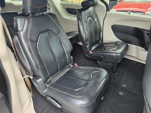 Used 2017 Chrysler Pacifica Touring-L FWD image 30