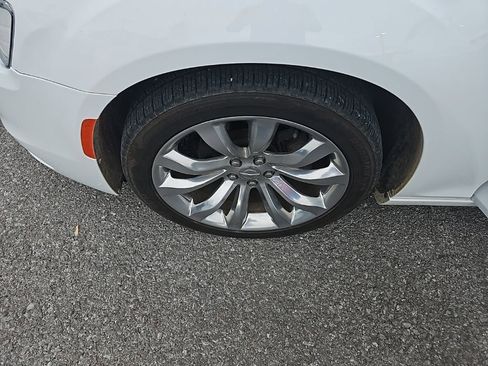 Used 2019 Chrysler 300 Touring w/ Chrome Appearance Package image 13