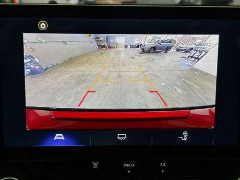 Used 2024 Chevrolet Colorado LT RWD image 9