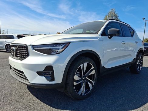 Used 2023 Volvo XC40 B5 Plus w/ Driver Assist Package AWD/4WD image 3