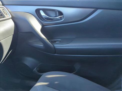 Used 2016 Nissan Rogue SV image 14