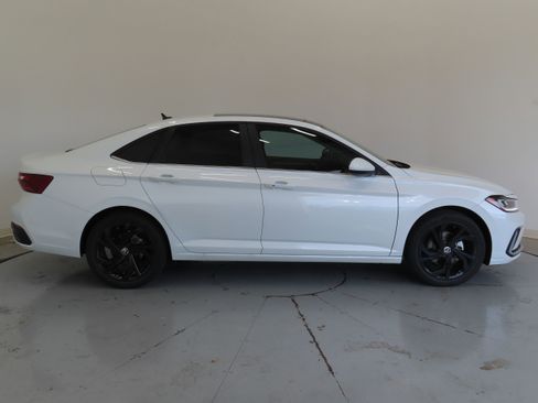 New 2025 Volkswagen Jetta SE image 2