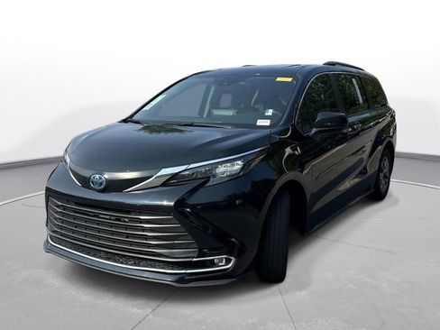 Used 2024 Toyota Sienna XLE FWD image 2