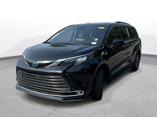 Used 2024 Toyota Sienna XLE FWD video 2
