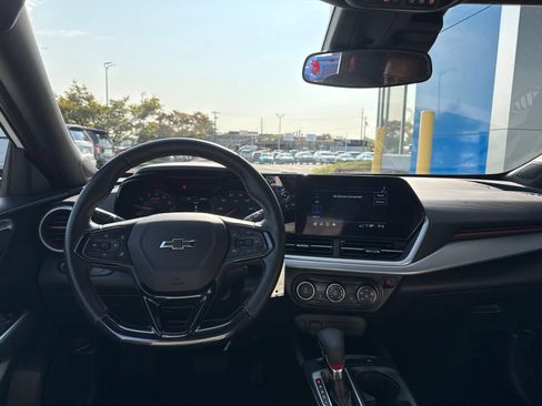 Used 2024 Chevrolet Trax RS FWD image 2