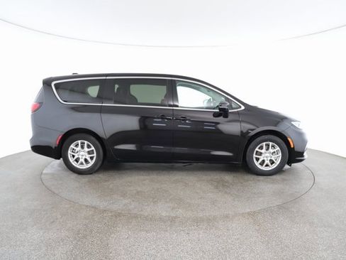 Used 2024 Chrysler Pacifica Touring-L image 22