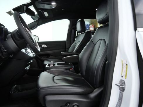 Used 2025 Chrysler Pacifica Select FWD image 17