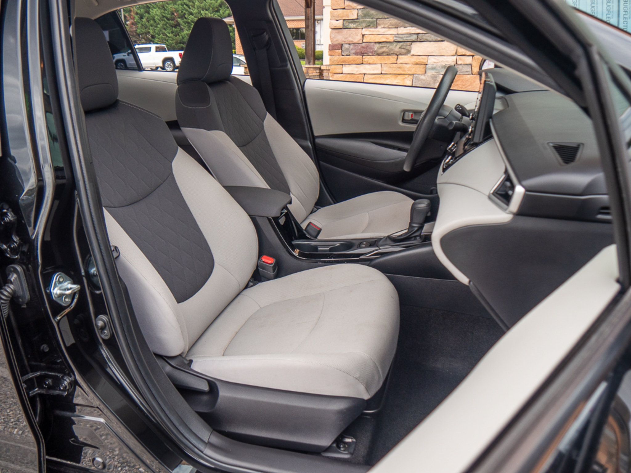 Used 2022 Toyota Corolla LE FWD image 15