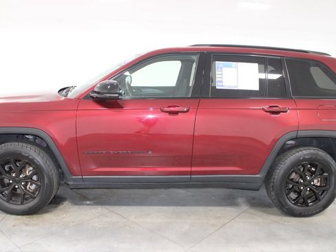 Used 2024 Jeep Grand Cherokee Altitude AWD/4WD image 6