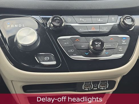 Used 2023 Chrysler Pacifica Touring-L image 22